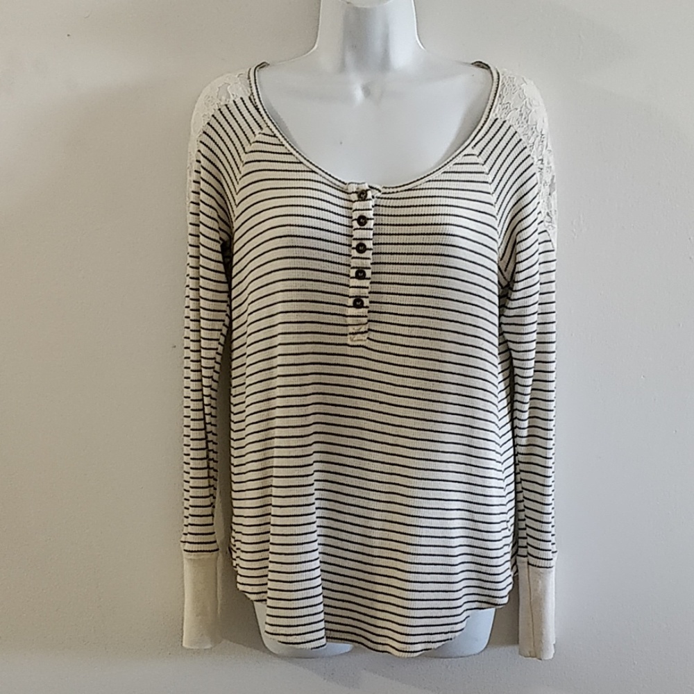 Chloe K size Medium lace shoulder shirt